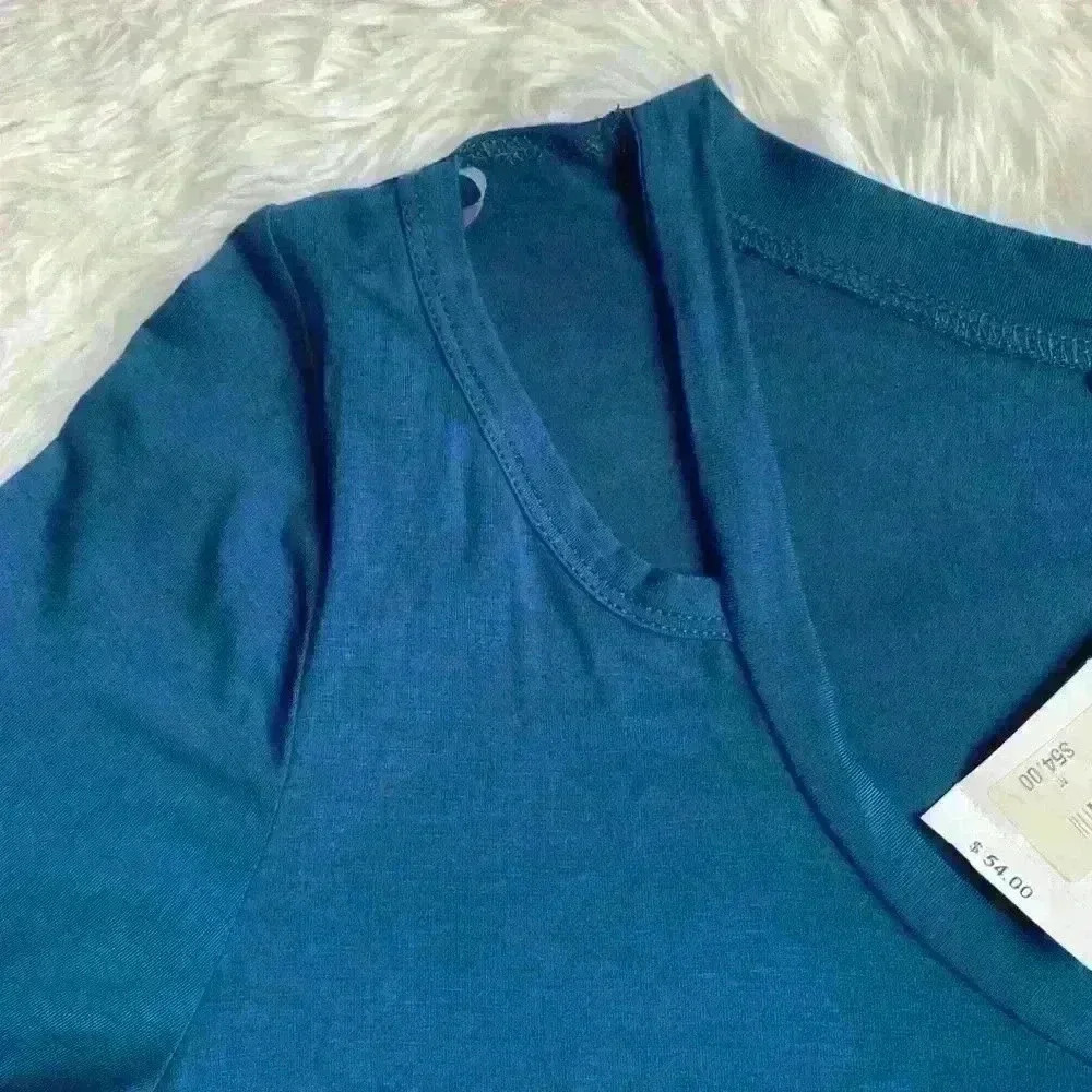 Gibson Latimer.  Size medium tunic. Trapeze style. Cut outs at shoulder.  NWT. - Picture 4 of 5